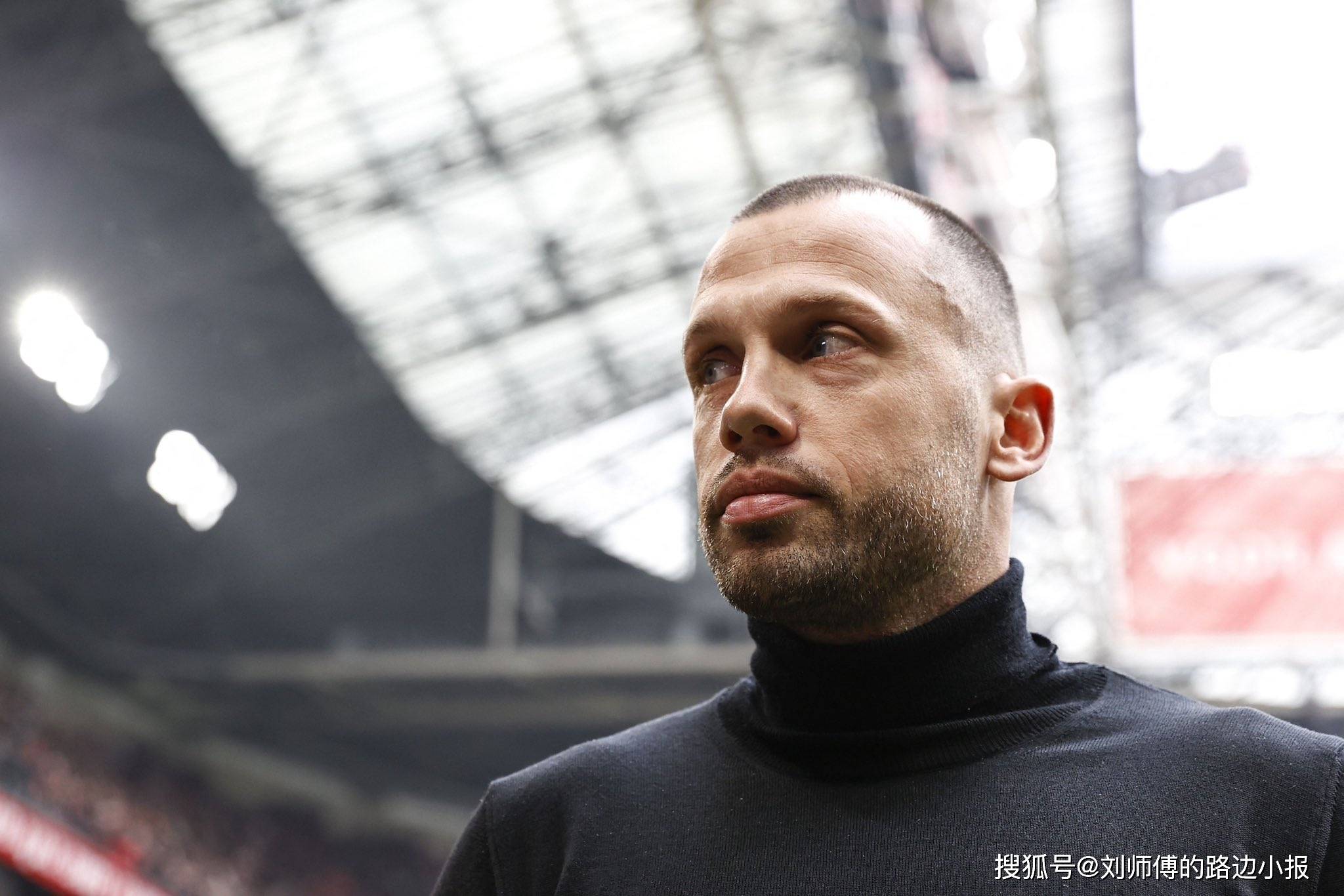 阿贾克斯迎欧篮联关键赛；今晚战术微调；话题不断；团队化学反应显著的简单介绍